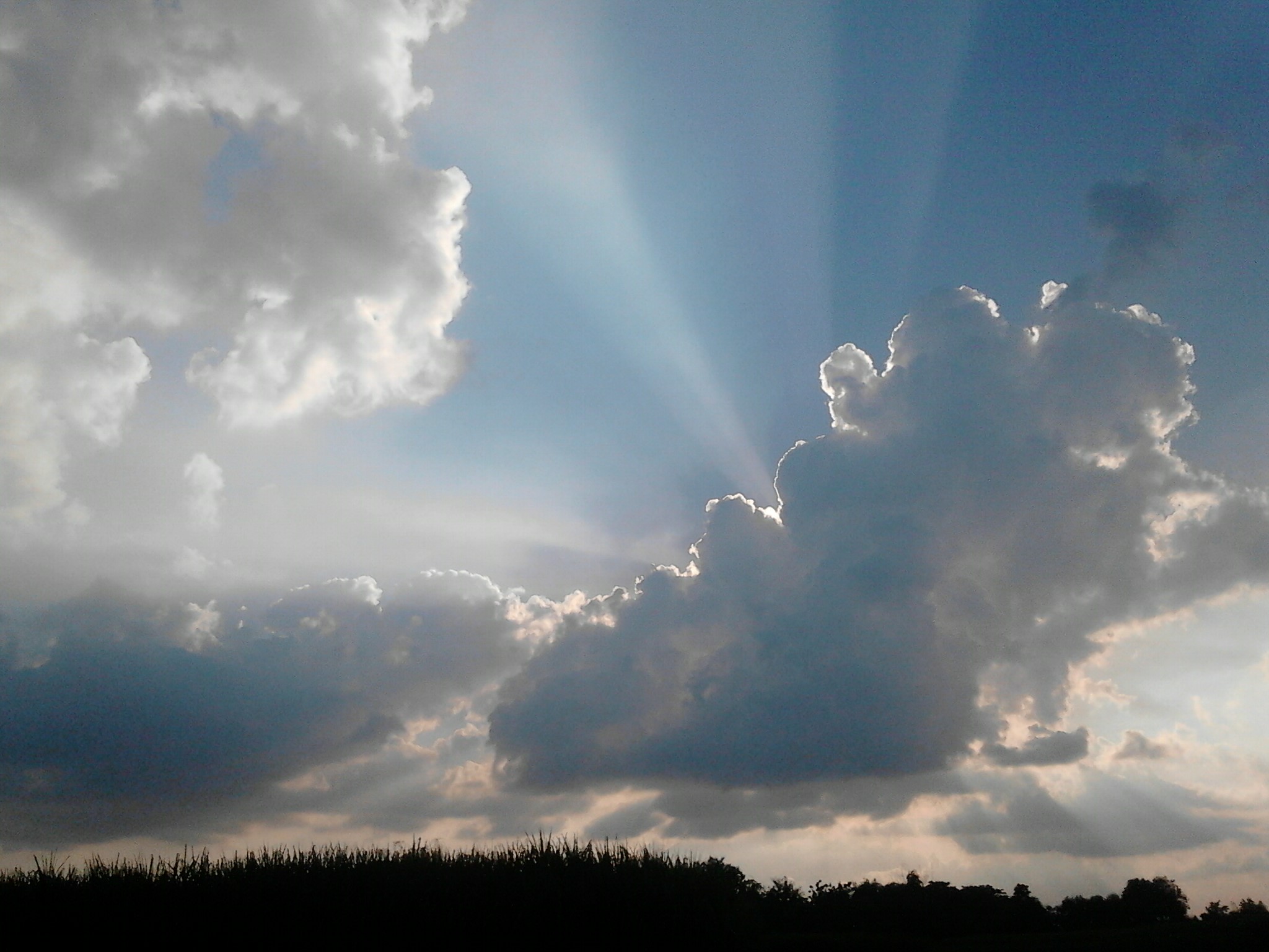 Mentari di balik awan